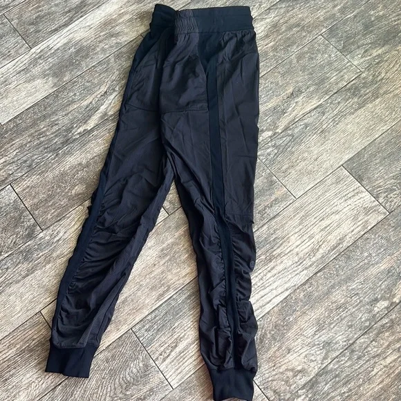 Lululemon dance studio joggers ~ EUC - Picture 4 of 12